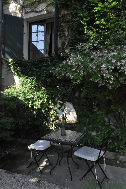 La Demeure Bed & Breakfast Eyguieres Exterior photo